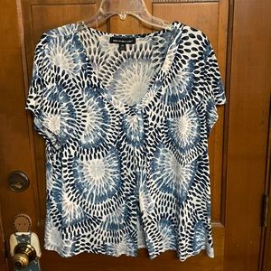 EUC Blue print blouse. Short sleeves. Size 3X